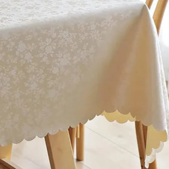 Nappe anti-tâche en polyester enduit beige motif fleuri