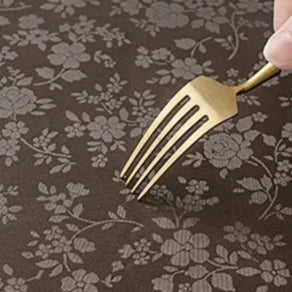 Nappe anti-tâche en polyester enduit marron motif fleuri