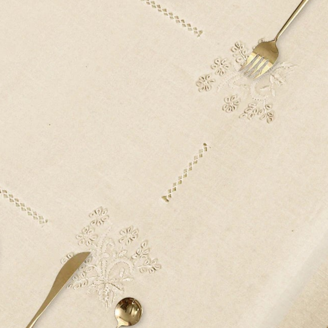Nappe beige en coton flammé brodée style vintage 100% fait main