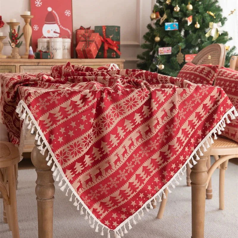 Nappe de Noël Jacquard en polycoton rouge motif Sapins et rênes pampilles