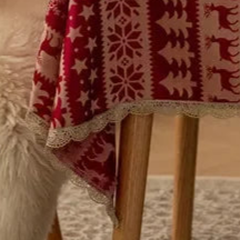 Nappe de Noël Jacquard en polycoton rouge motif Sapins et rênes dentelles