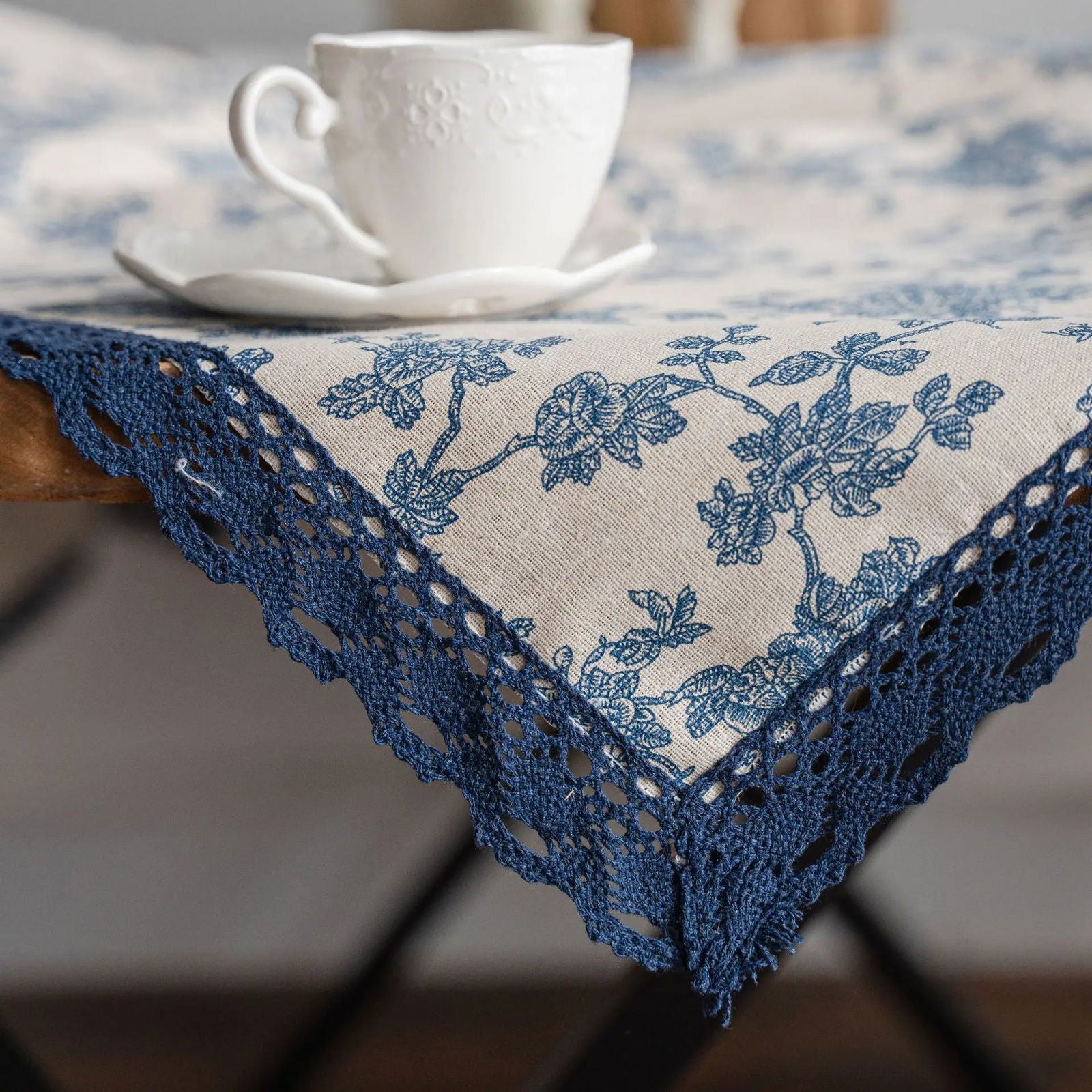Nappe imprimée fleurie en coton lin bordure dentelle