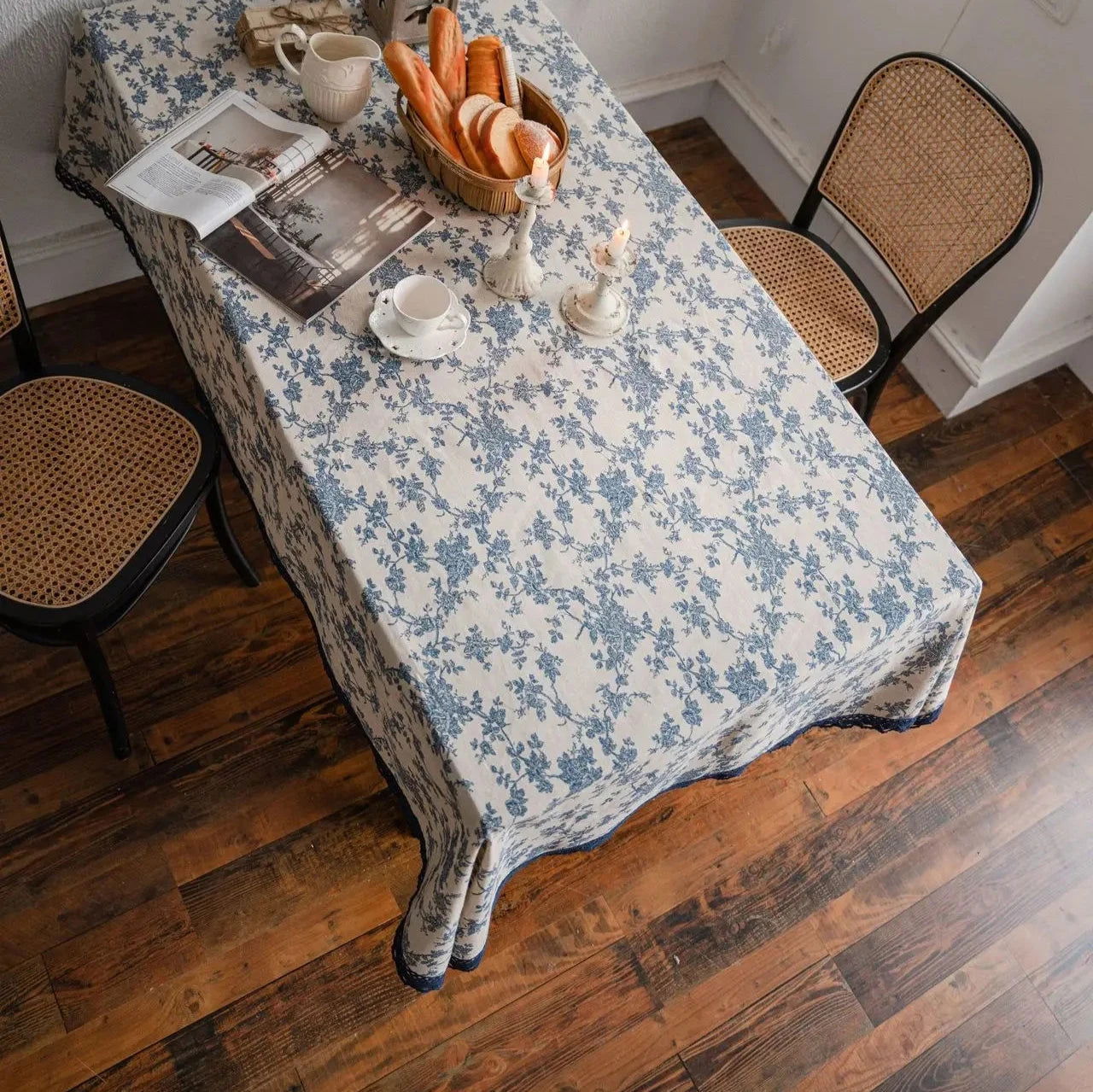 Nappe imprimée fleurie en coton lin bordure dentelle