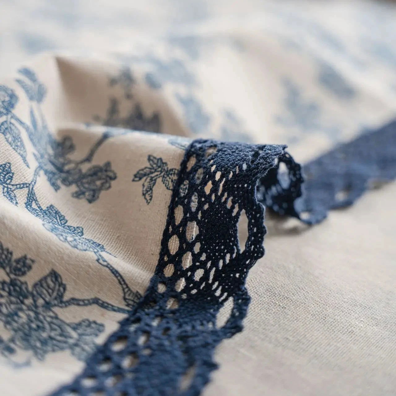 Nappe imprimée fleurie en coton lin bordure dentelle