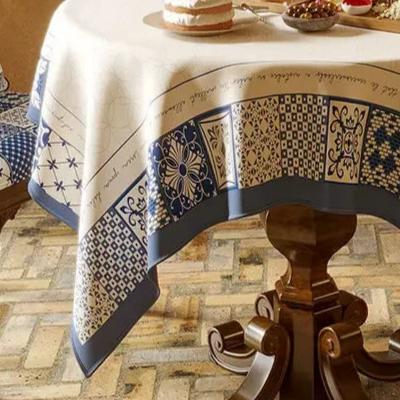 Nappe imprimée polycoton chenille à frise style Jacquard et bord bleus