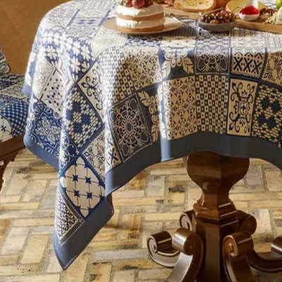 Nappe imprimée polycoton chenille style Jacquard carreaux bleus bord bleu