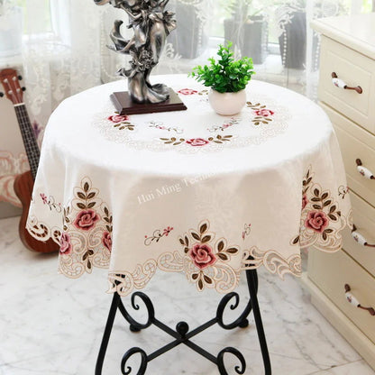Nappe ronde en polycoton blanc à broderie Pivoine rouge